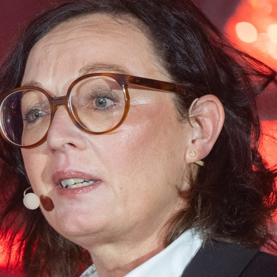 Susann Baum, Keynote-Speakerin und Trainerin aus Freiburg, souverän im Gegenwind bei einer internationalen Speaker-Veranstaltung in Dresden