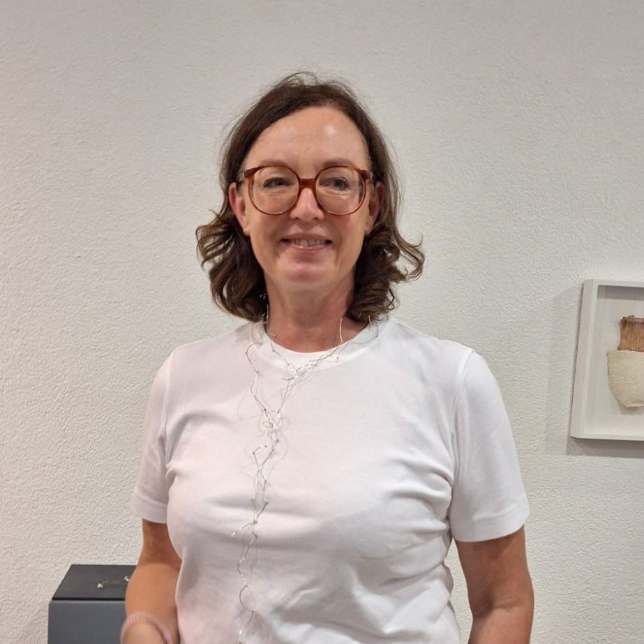 Susann Baum zeigt bei einer Kunstausstellung in Freiburg körperbasierte Präsenz live im Gespräch, dabei präsentiert sie die Kette ihrer befr